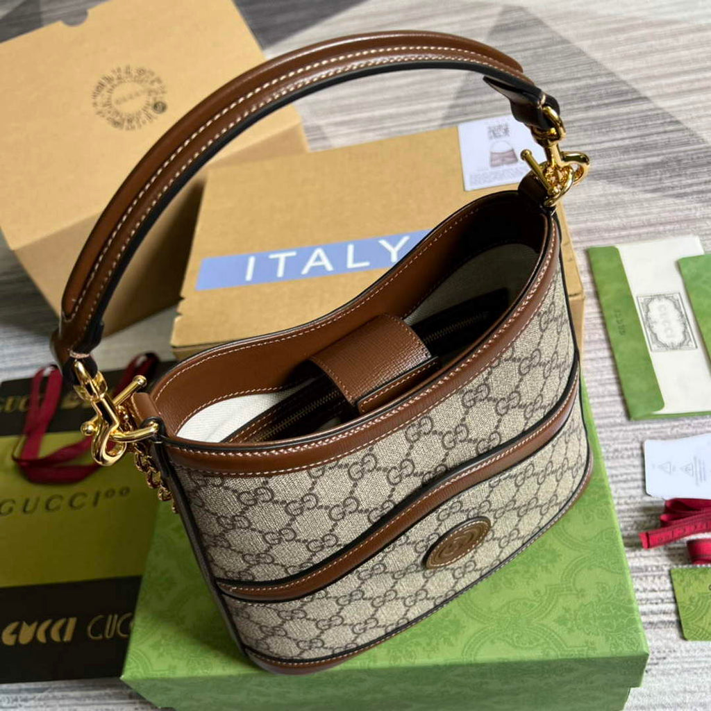 Gucci 696011 Large shoulder bag with Interlocking G Brown