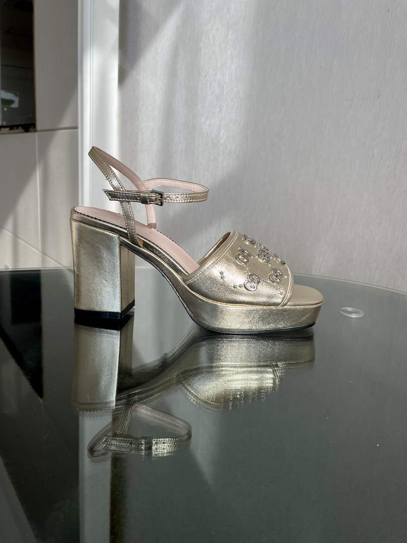 Gucci 719844 Women's Lnterlocking G Studs Sandal G56237