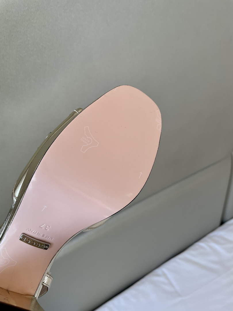 Gucci 719844 Women's Lnterlocking G Studs Sandal G56237