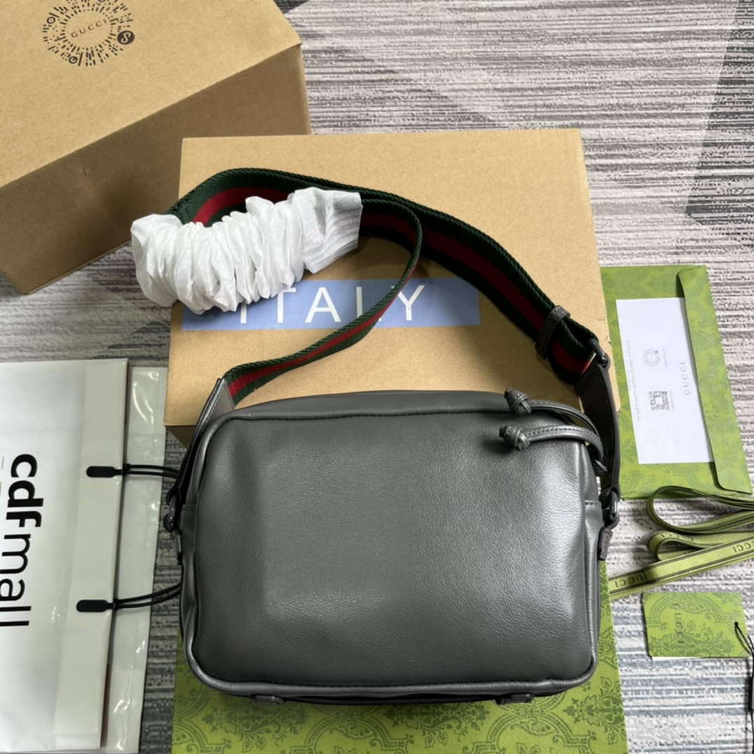 Gucci 725696 Shoulder bag with tonal Double G Gray