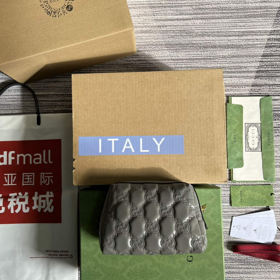 Gucci 726047 GG Matelass¨¦ Beauty Case Grey