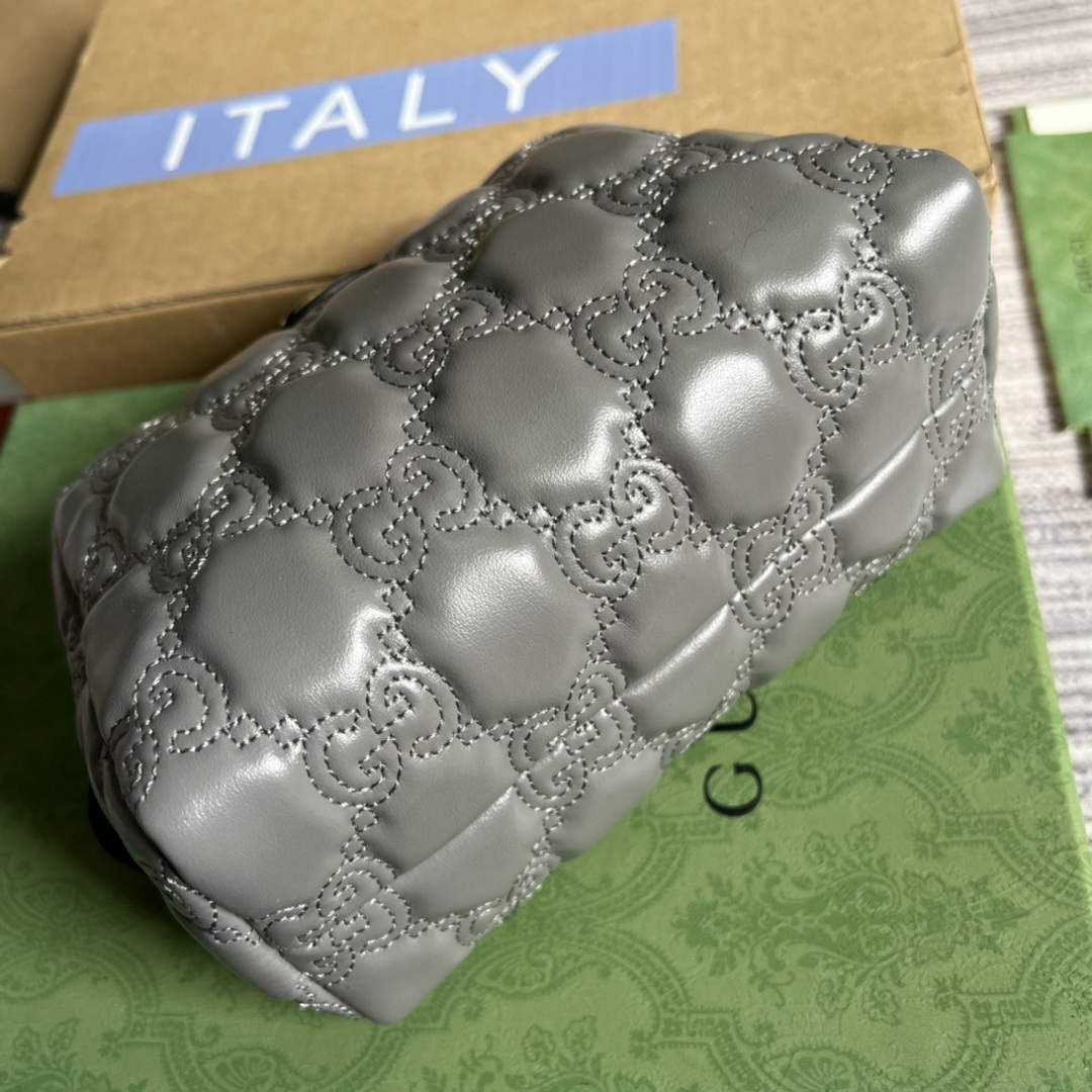 Gucci 726047 GG Matelass¨¦ Beauty Case Grey