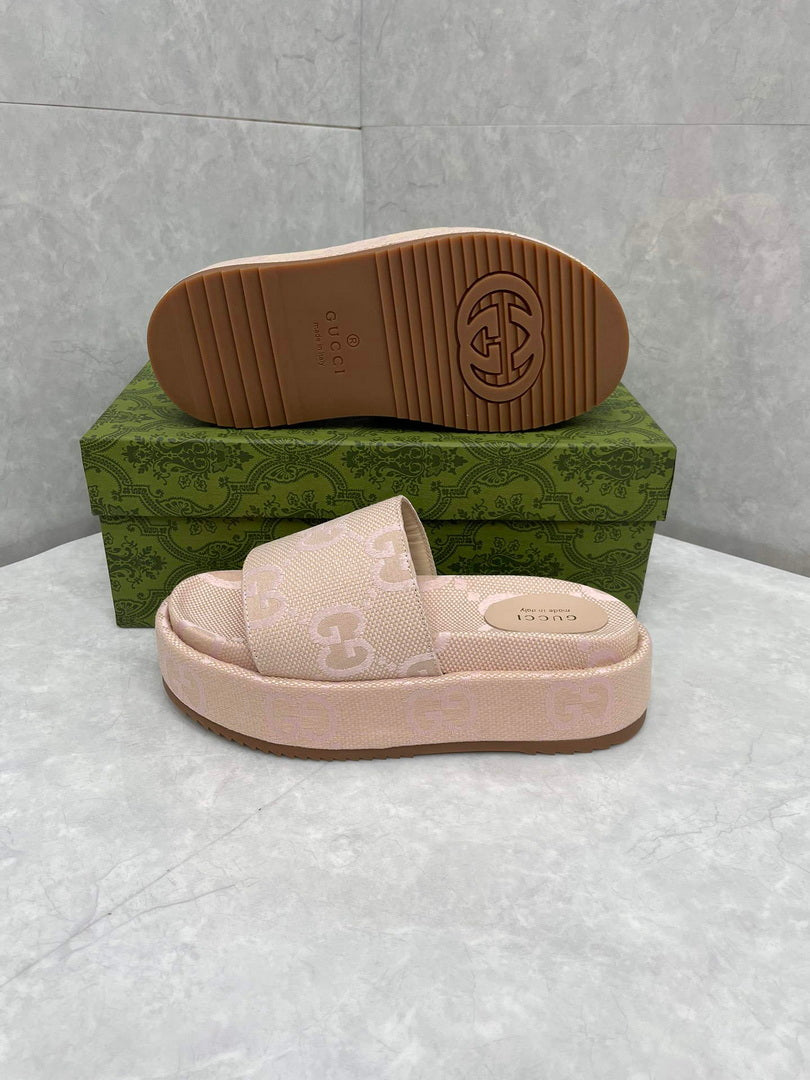 Gucci 730043 Women's jumbo GG platform slide sandal G82366