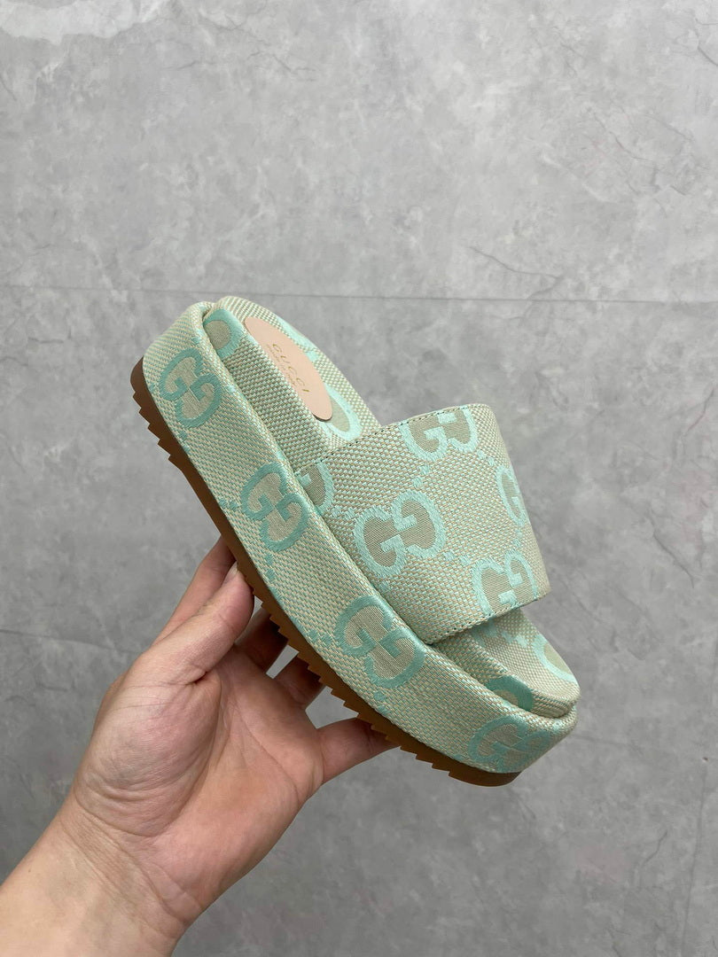 Gucci 730043 Women's jumbo GG platform slide sandal G82368