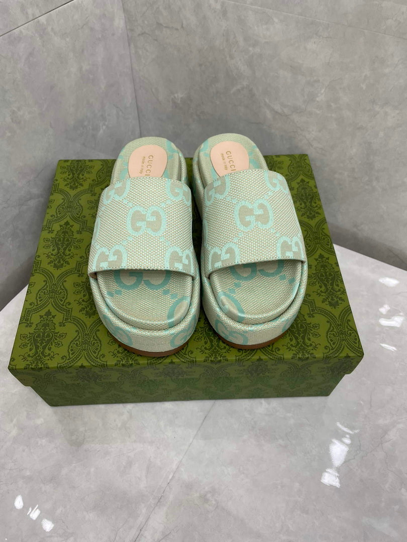 Gucci 730043 Women's jumbo GG platform slide sandal G82368