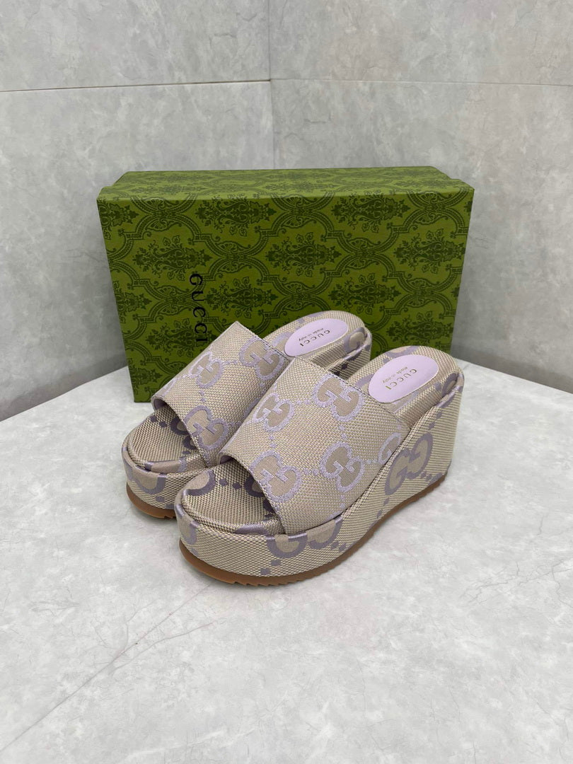Gucci 730047 Women's jumbo GG platform slide sandal G82363