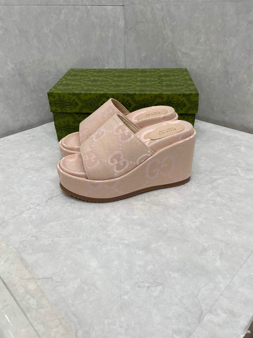 Gucci 730047 Women's jumbo GG platform slide sandal G82364
