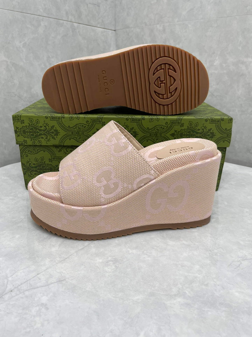 Gucci 730047 Women's jumbo GG platform slide sandal G82364