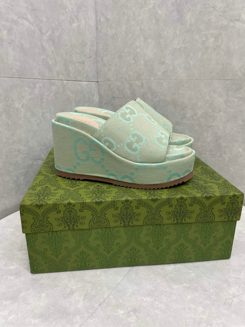 Gucci 730047 Women's jumbo GG platform slide sandal G82365