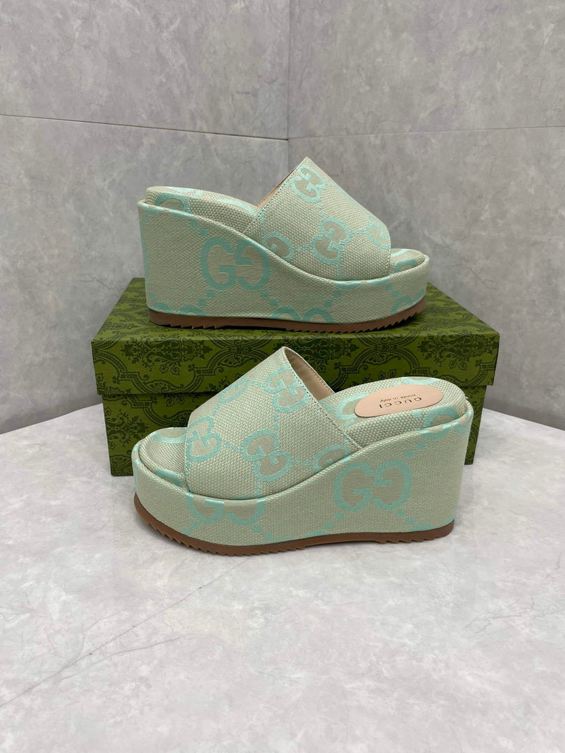 Gucci 730047 Women's jumbo GG platform slide sandal G82365