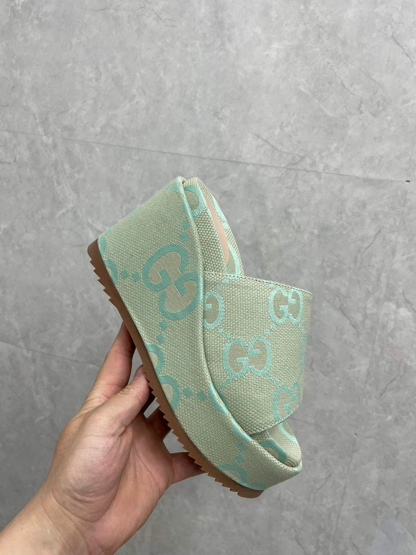 Gucci 730047 Women's jumbo GG platform slide sandal G82365