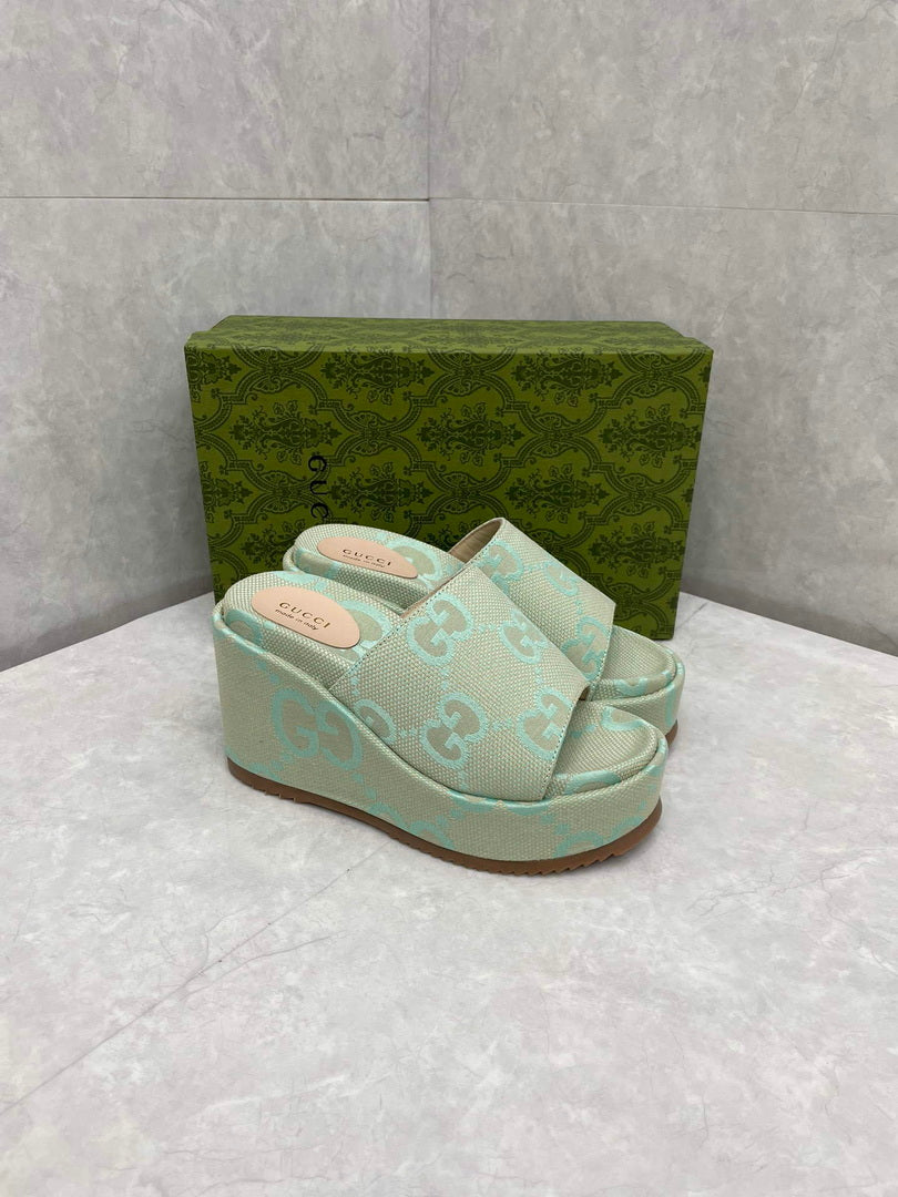 Gucci 730047 Women's jumbo GG platform slide sandal G82365