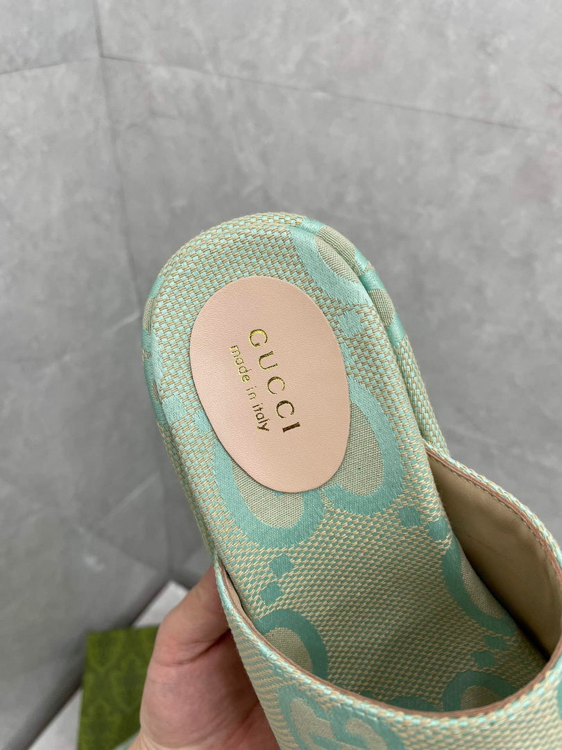 Gucci 730047 Women's jumbo GG platform slide sandal G82365