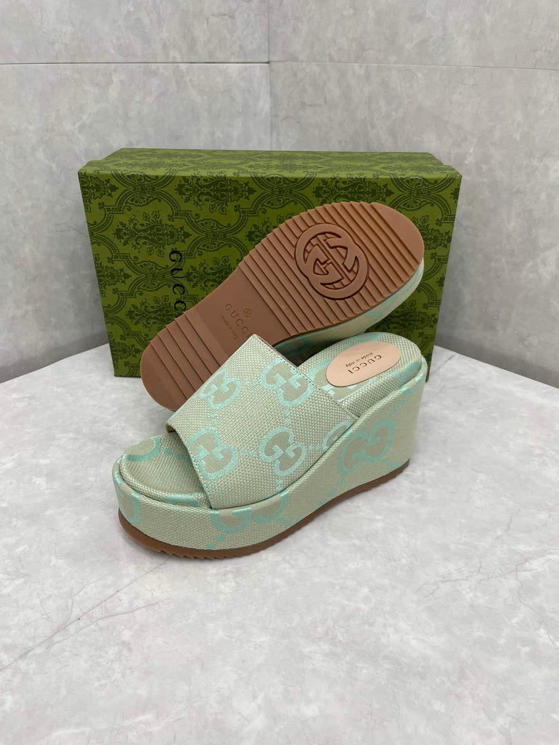 Gucci 730047 Women's jumbo GG platform slide sandal G82365