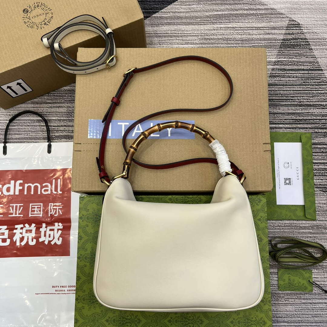 Gucci 746124 Gucci Diana Medium Shoulder Bag White - Default Title - View 1