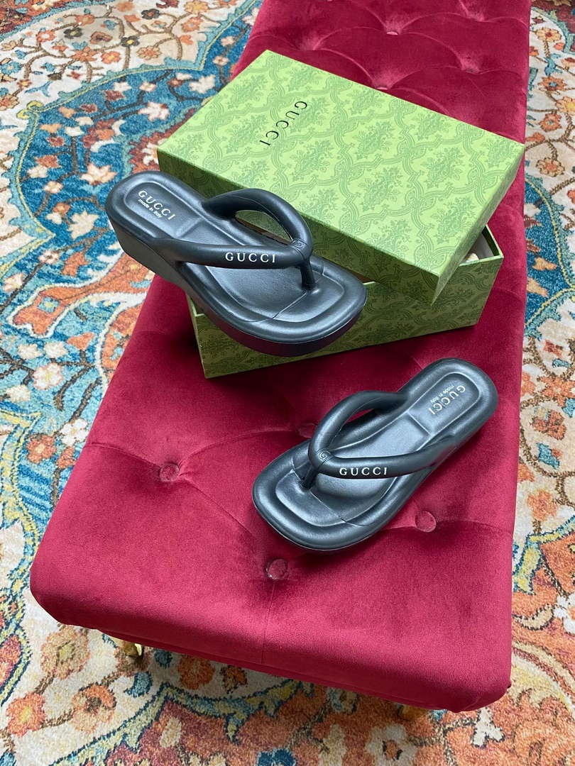 Gucci 746334 Women's Thong Platform Sandal G38248