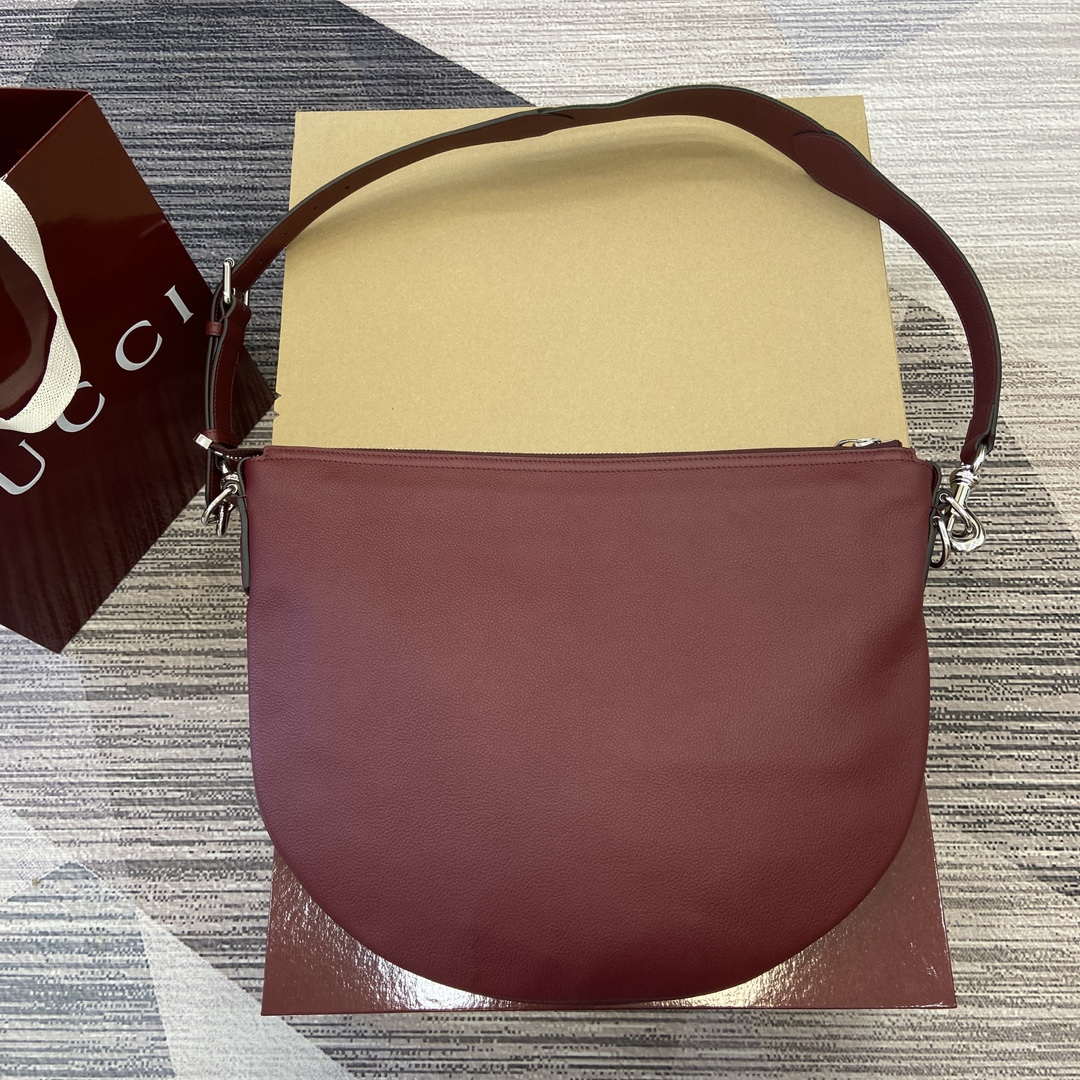 Gucci 801887 Gucci B Small Crossbody Bag Wine red