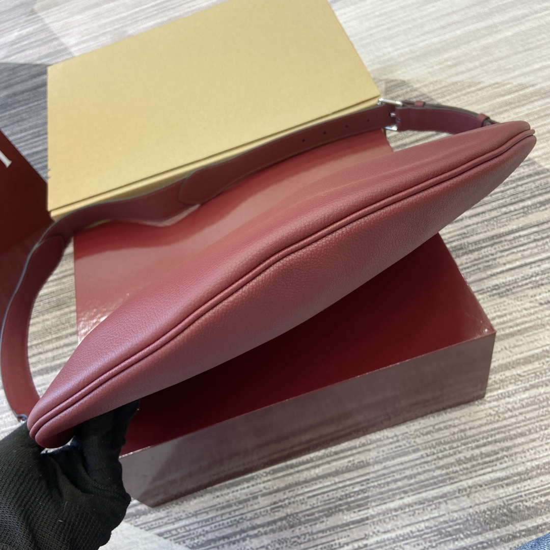 Gucci 801887 Gucci B Small Crossbody Bag Wine red