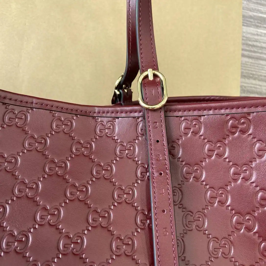 Gucci 815213 GG GG Emblem large tote bag Ancora red leather
