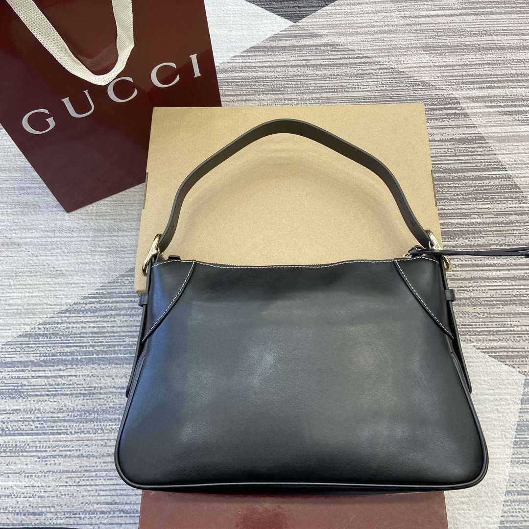 Gucci 815216 GG Emblem medium shoulder bag Black