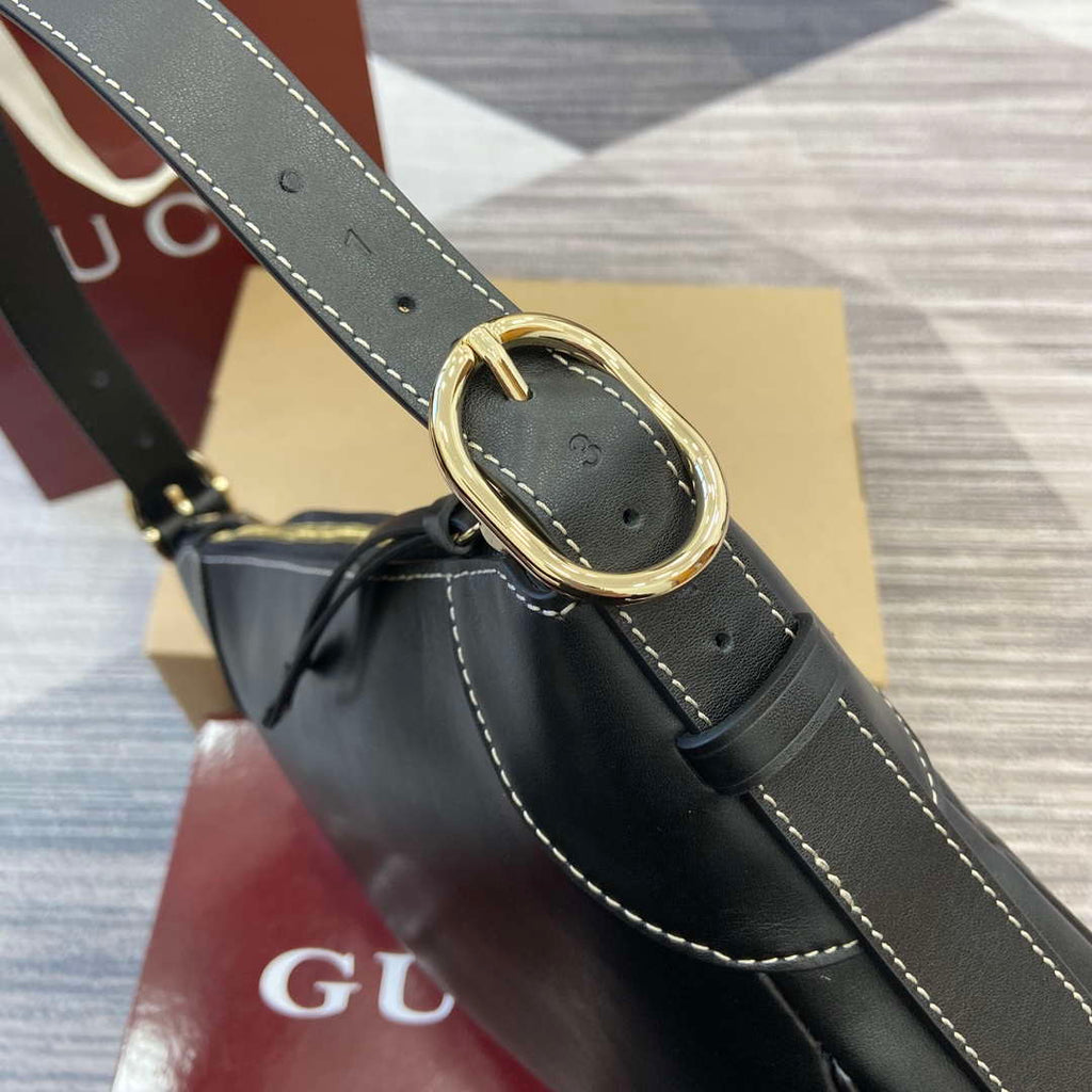 Gucci 815216 GG Emblem medium shoulder bag Black