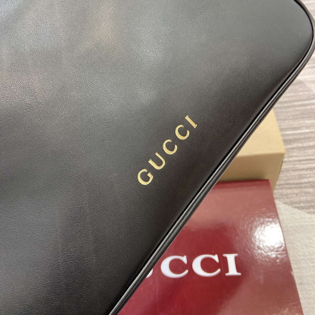 Gucci 815216 GG Emblem medium shoulder bag Black