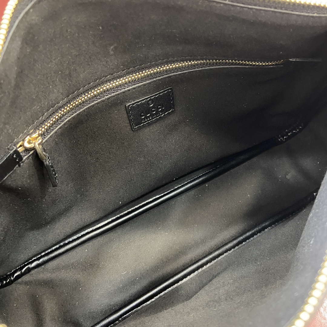 Gucci 815216 GG Emblem medium shoulder bag Black