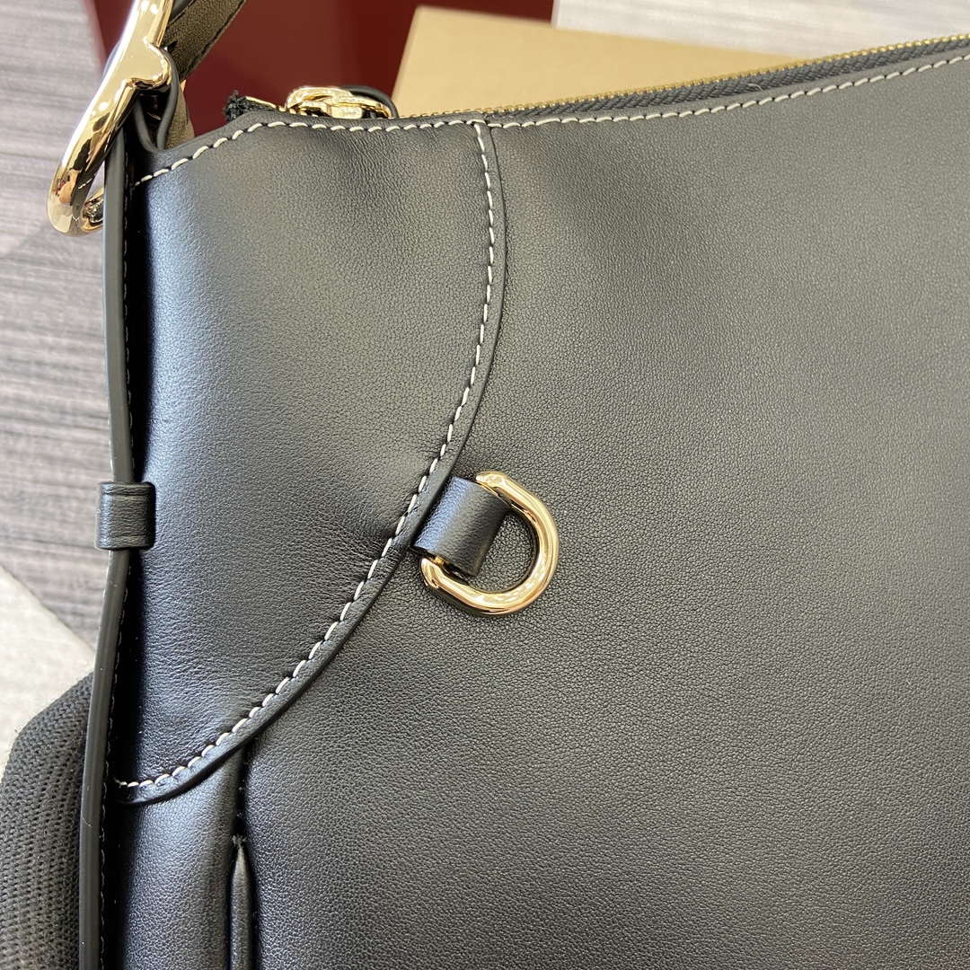 Gucci 815217 GG Emblem Large shoulder bag Black