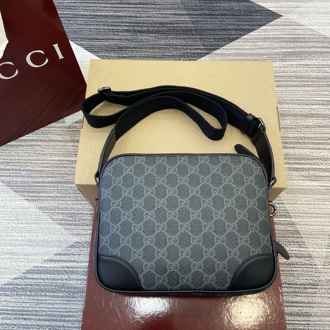 Gucci 821160 GG Emblem medium crossbody bag Black