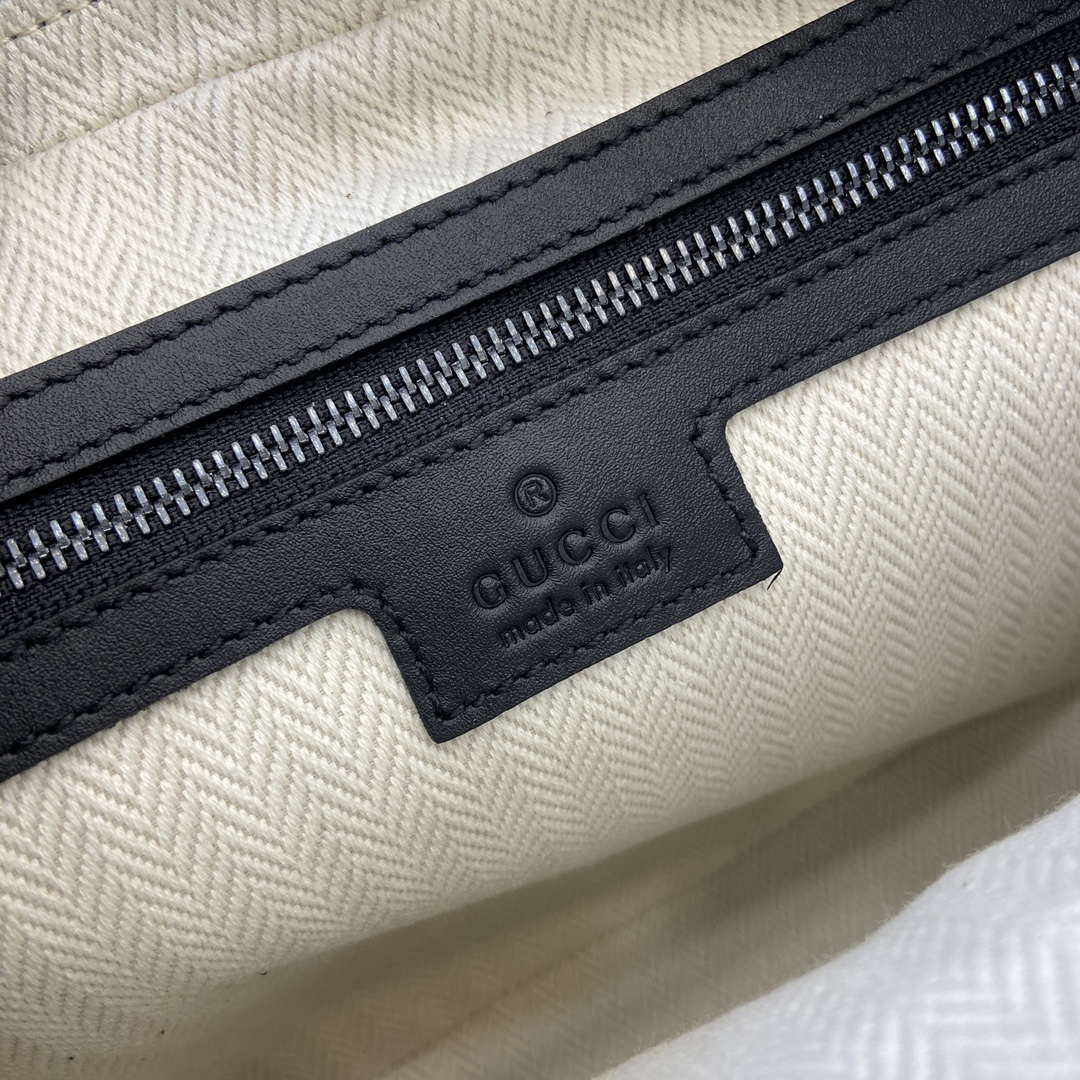 Gucci 821160 GG Emblem medium crossbody bag Black