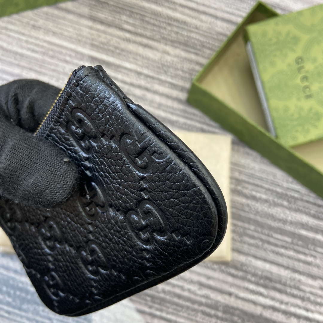 Gucci 815891 GG Emblem Purse wallet Black
