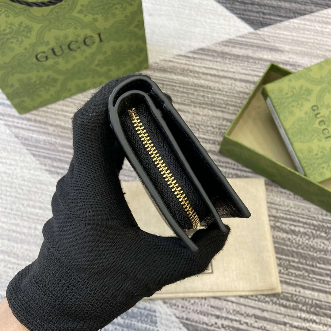 Gucci 815874 GG Emblem Medium wallet Black