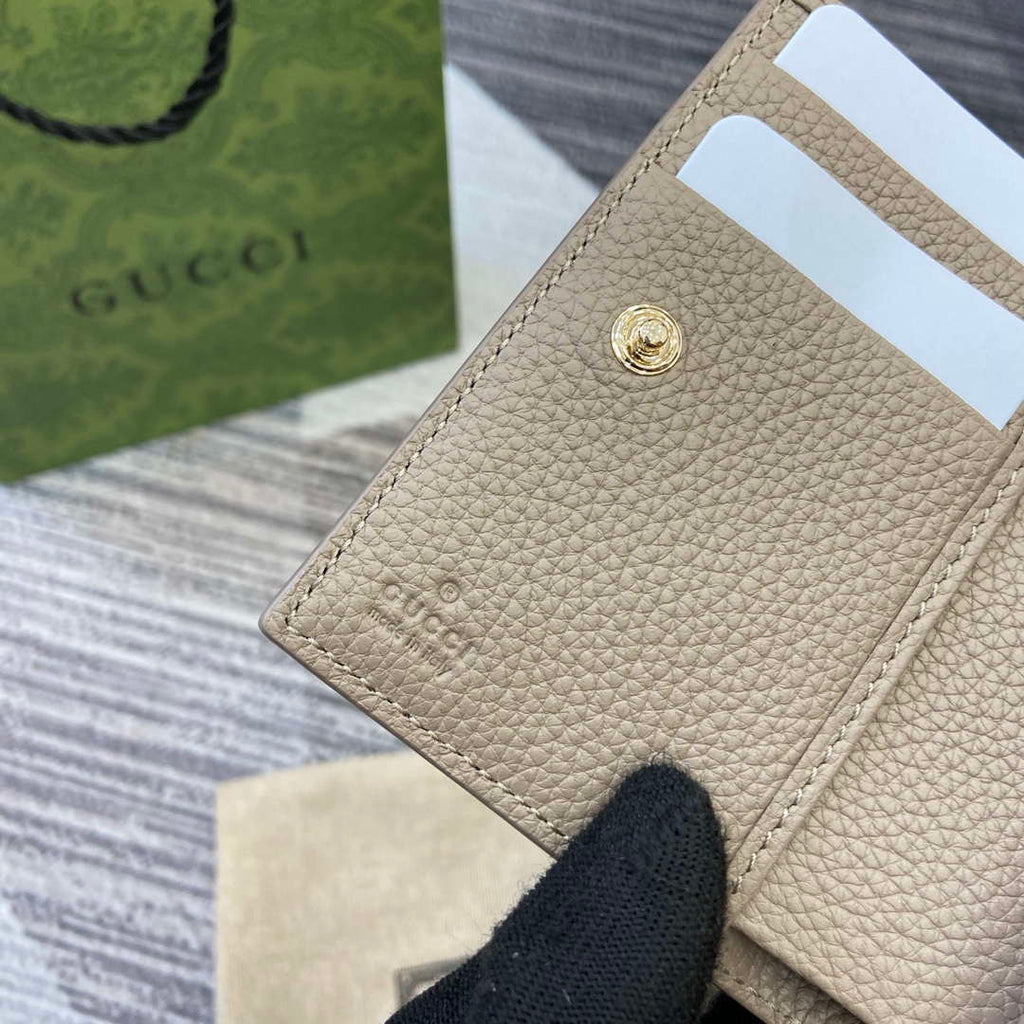 Gucci 815874 GG Emblem Medium wallet Taupe