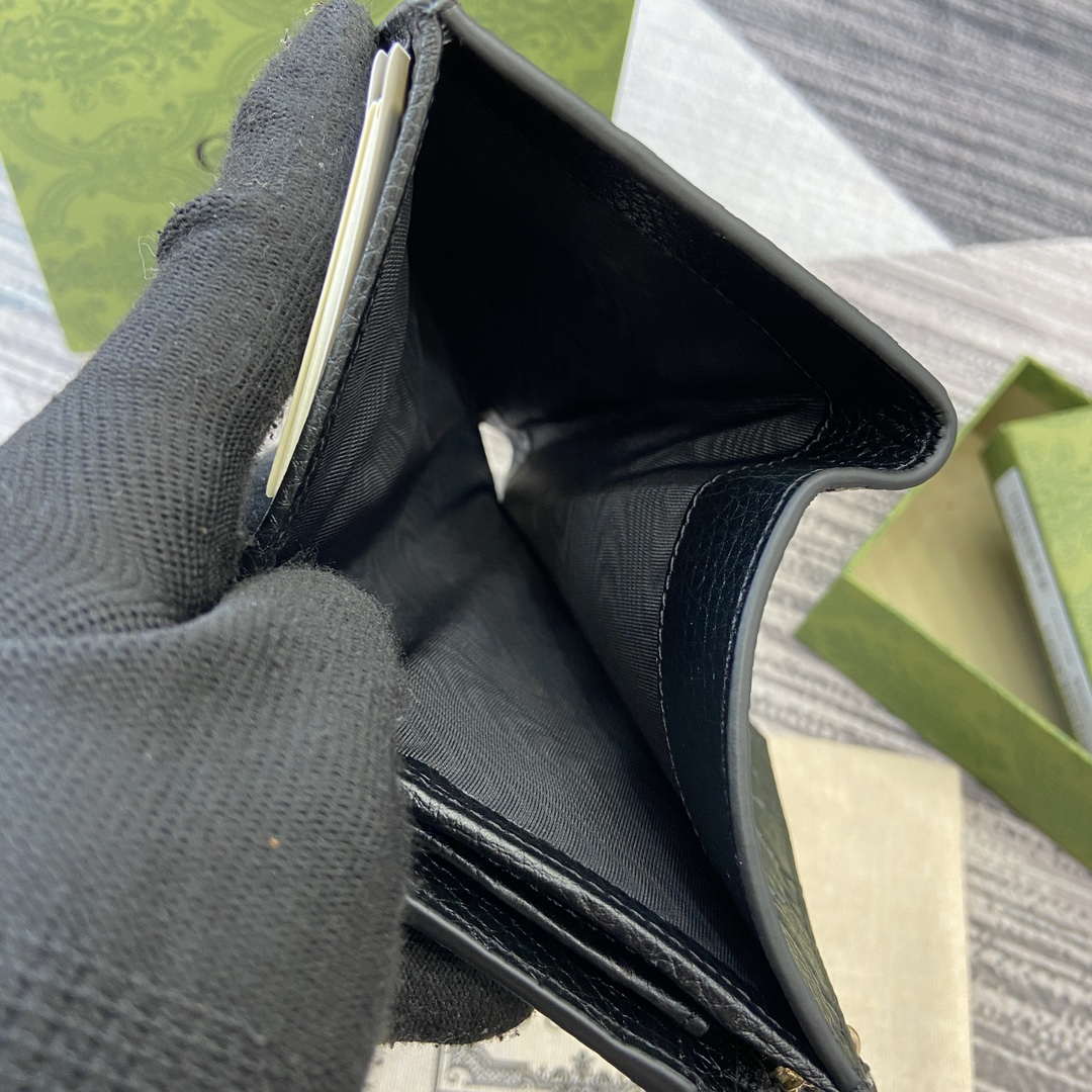 Gucci 815874 GG Emblem Medium wallet Black