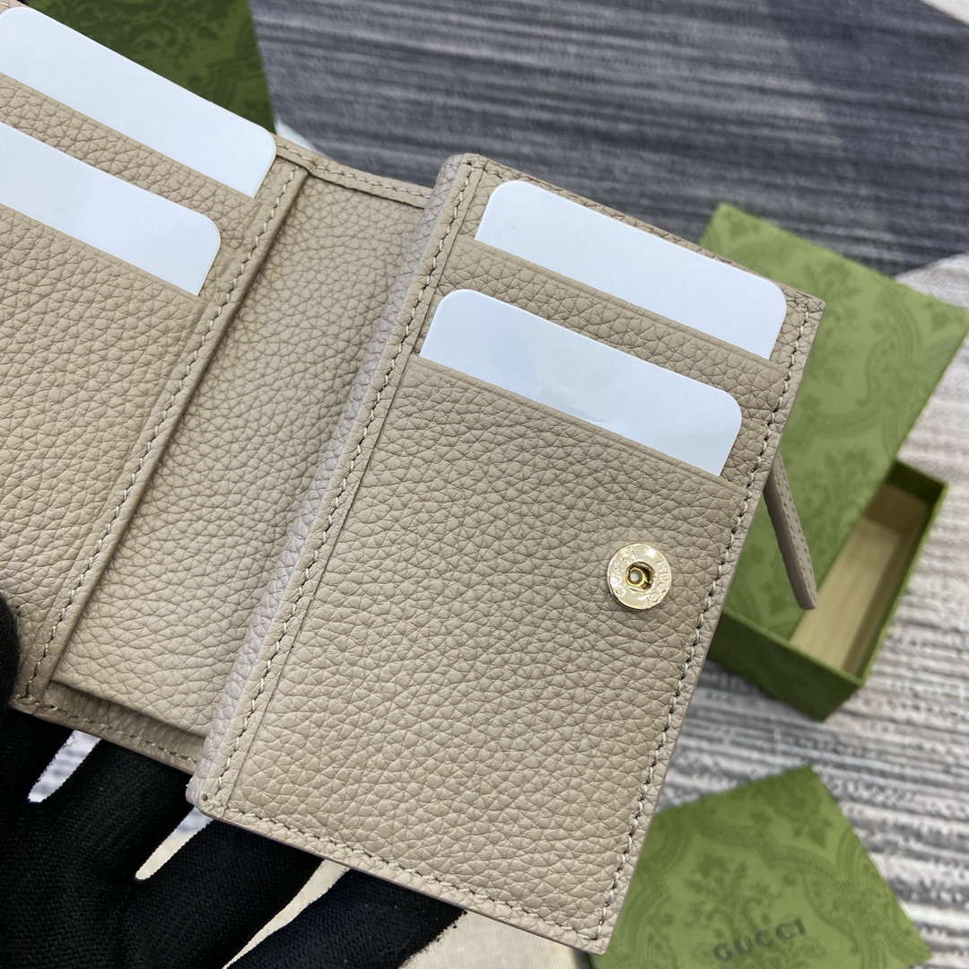 Gucci 815874 GG Emblem Medium wallet Taupe
