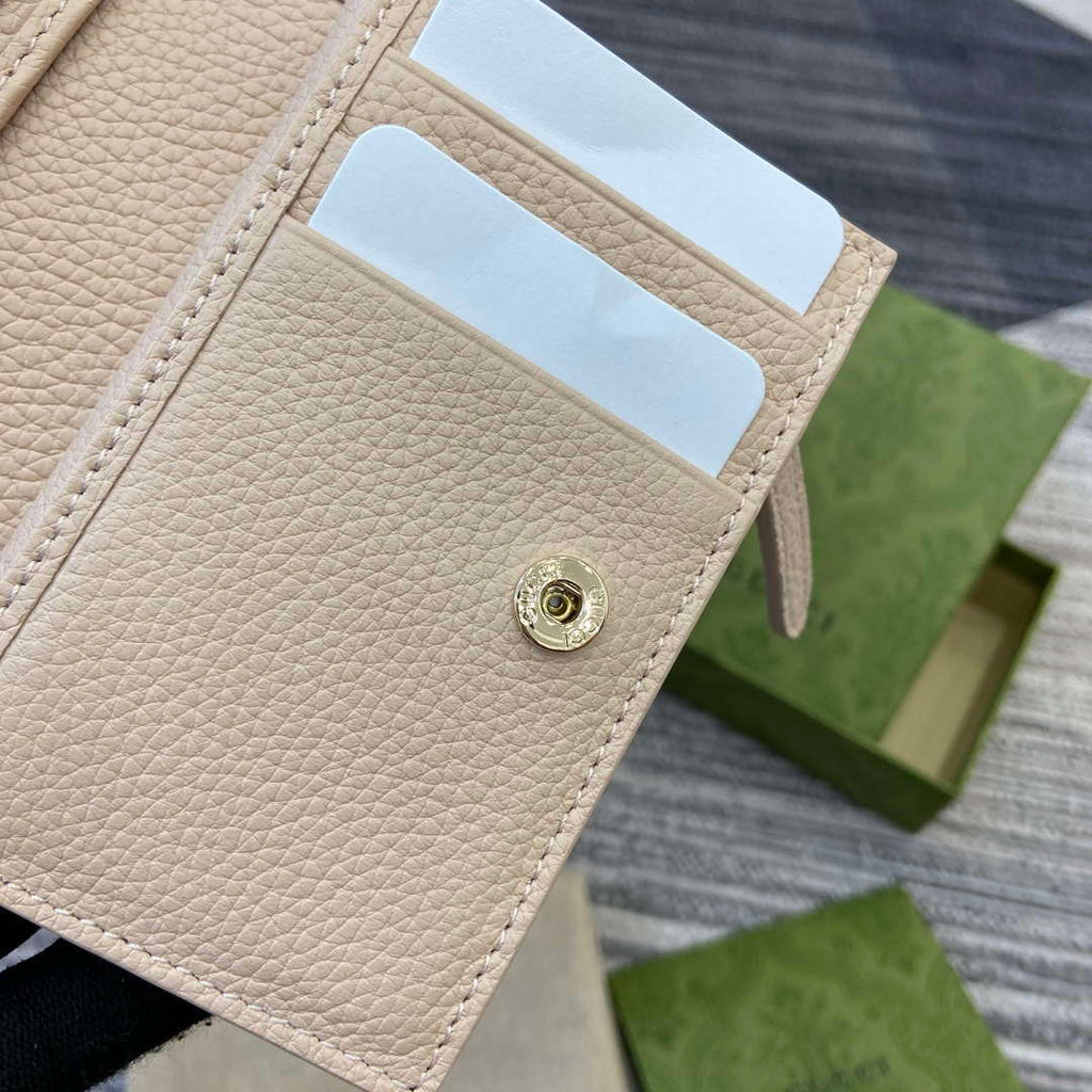 Gucci 815874 GG Emblem Medium wallet Beige