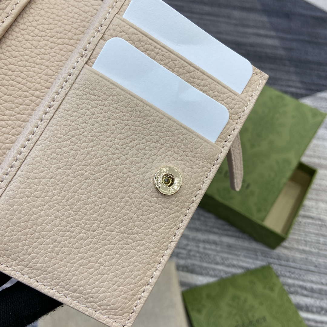 Gucci 815874 GG Emblem Medium wallet Beige