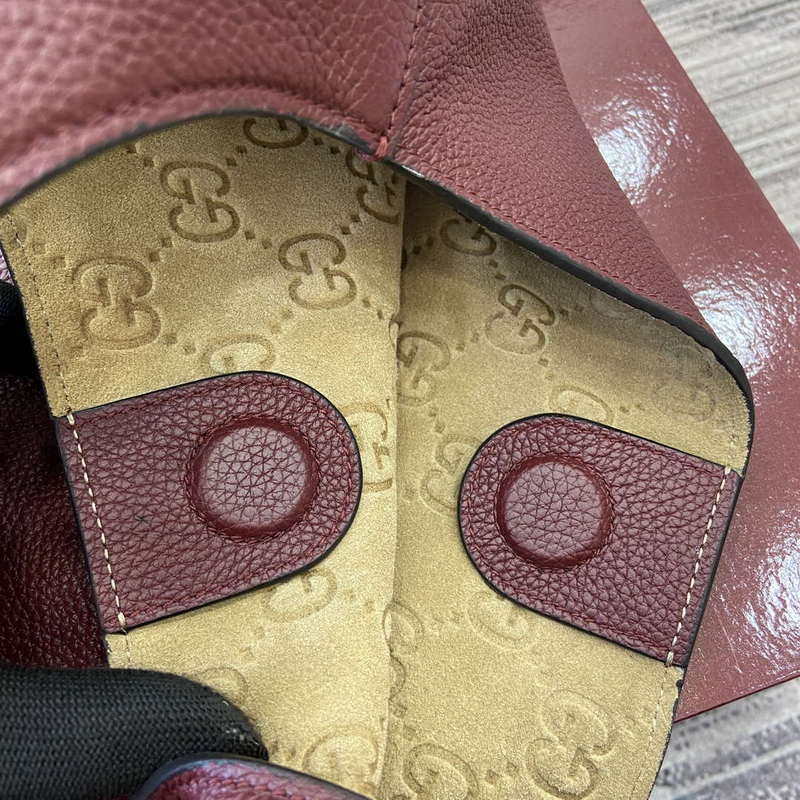 Gucci 815924 Gucci B Medium Shoulder Bag Wine red