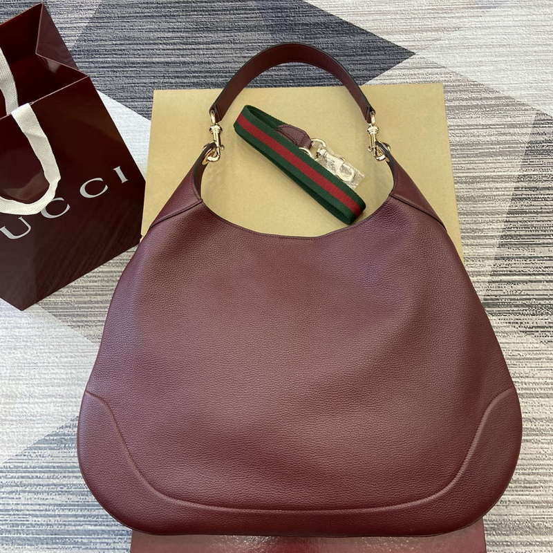 Gucci 815924 Gucci B Medium Shoulder Bag Wine red