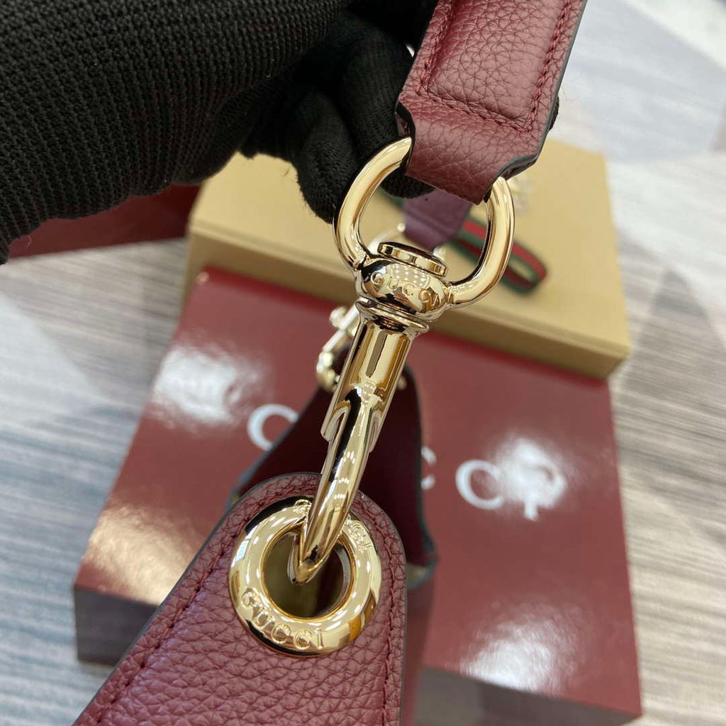 Gucci 815924 Gucci B Medium Shoulder Bag Wine red