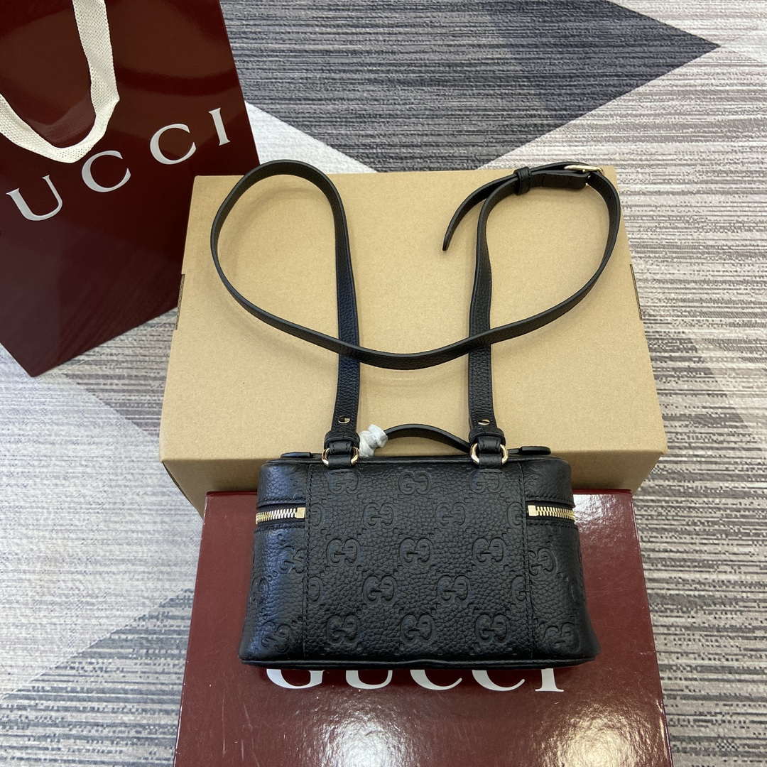 Gucci 815949 GG Emblem super mini bag Black