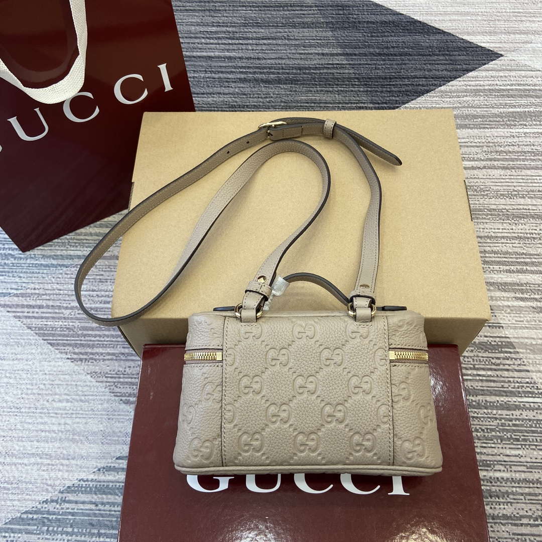 Gucci 815949 GG Emblem super mini bag Apricot