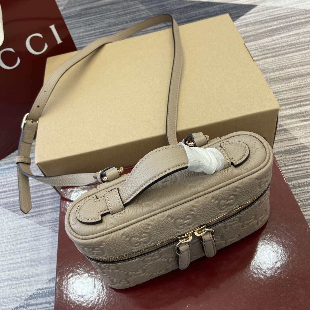 Gucci 815949 GG Emblem super mini bag Apricot