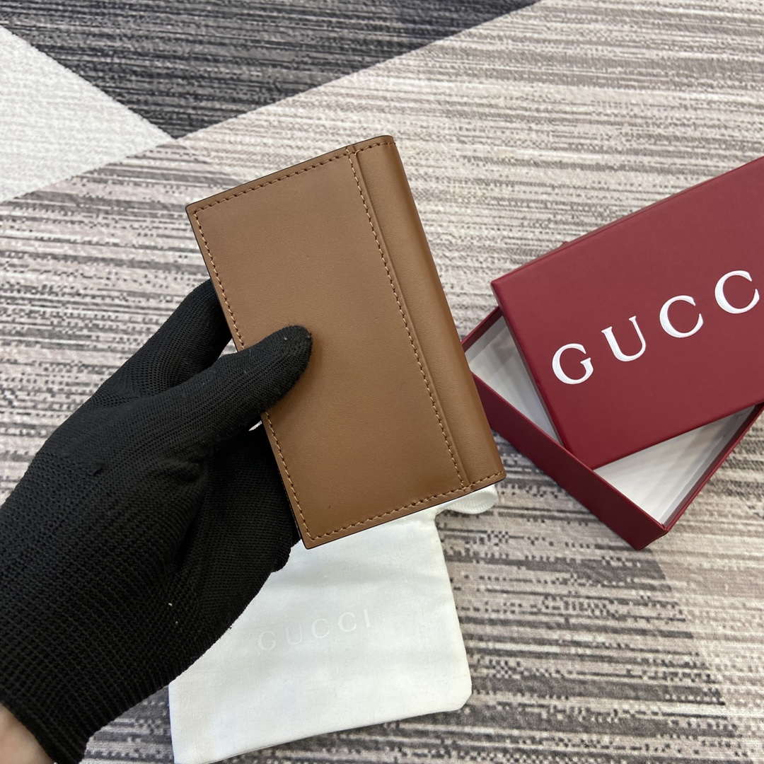 Gucci 818953 GG Emblem bi-fold embossed card case Brown