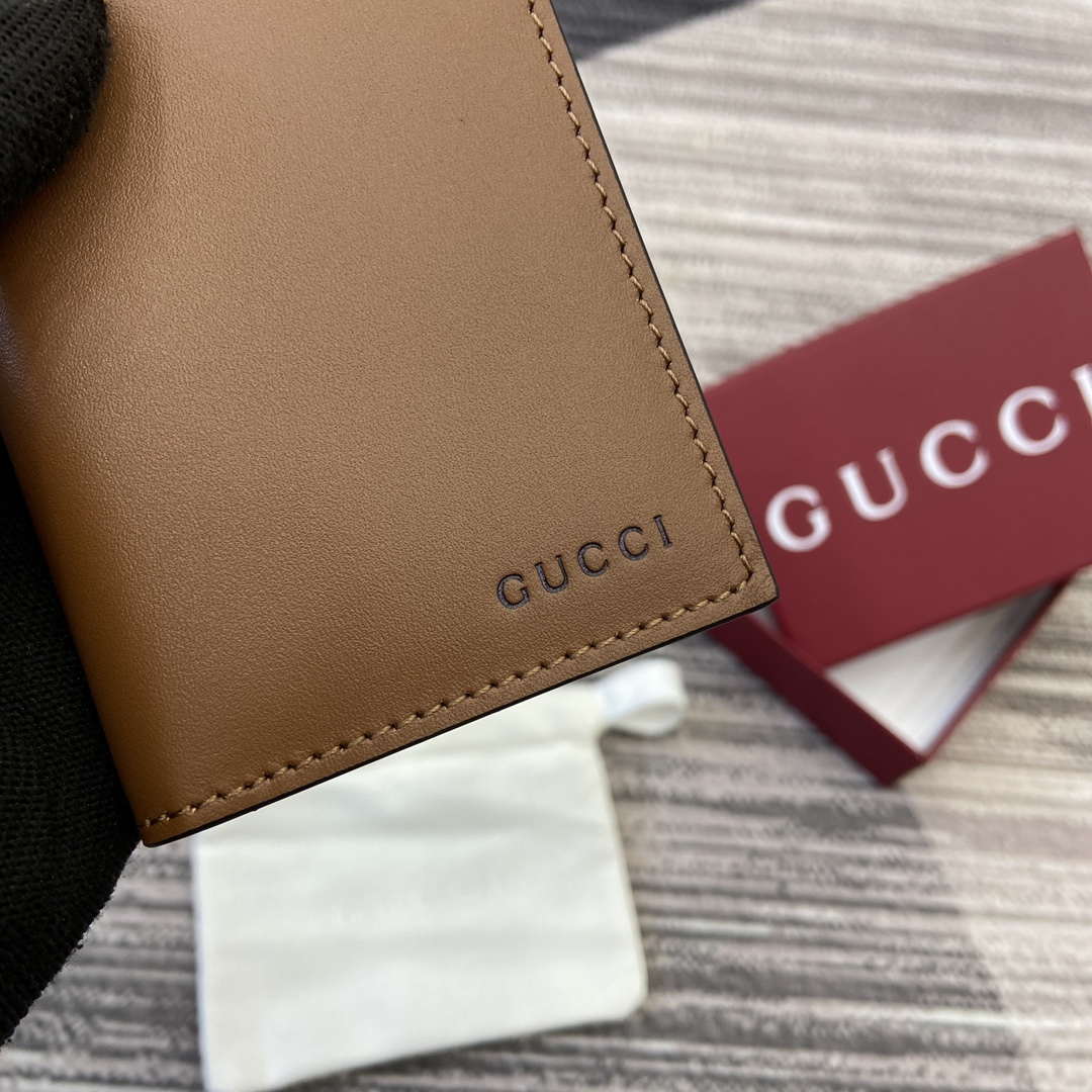 Gucci 818953 GG Emblem bi-fold embossed card case Brown