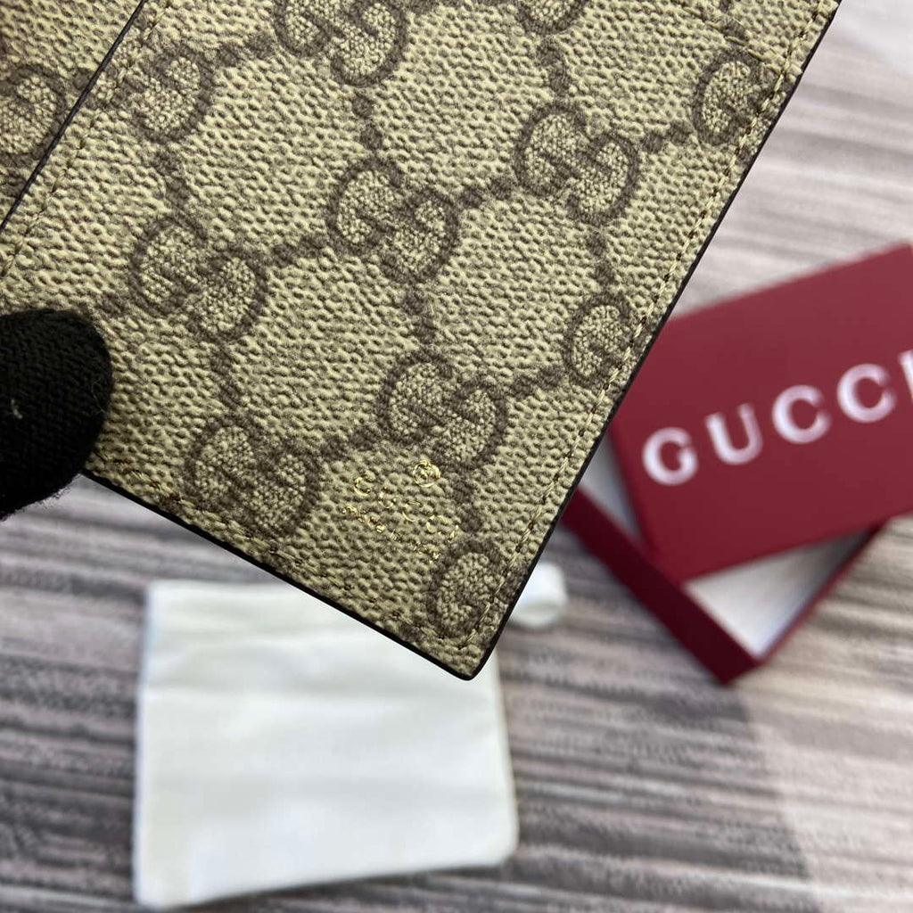 Gucci 818953 GG Emblem bi-fold embossed card case Brown