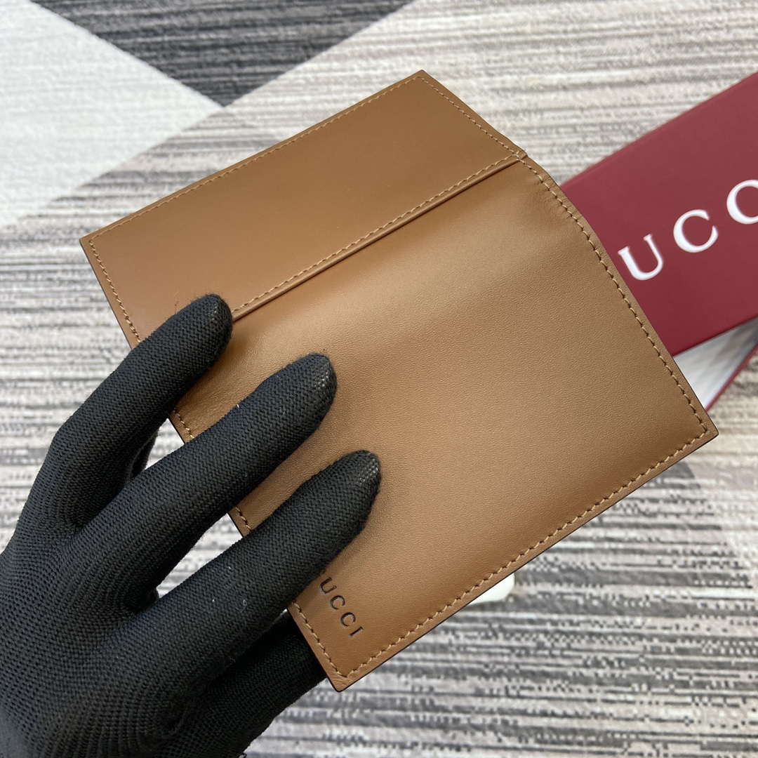 Gucci 818953 GG Emblem bi-fold embossed card case Brown