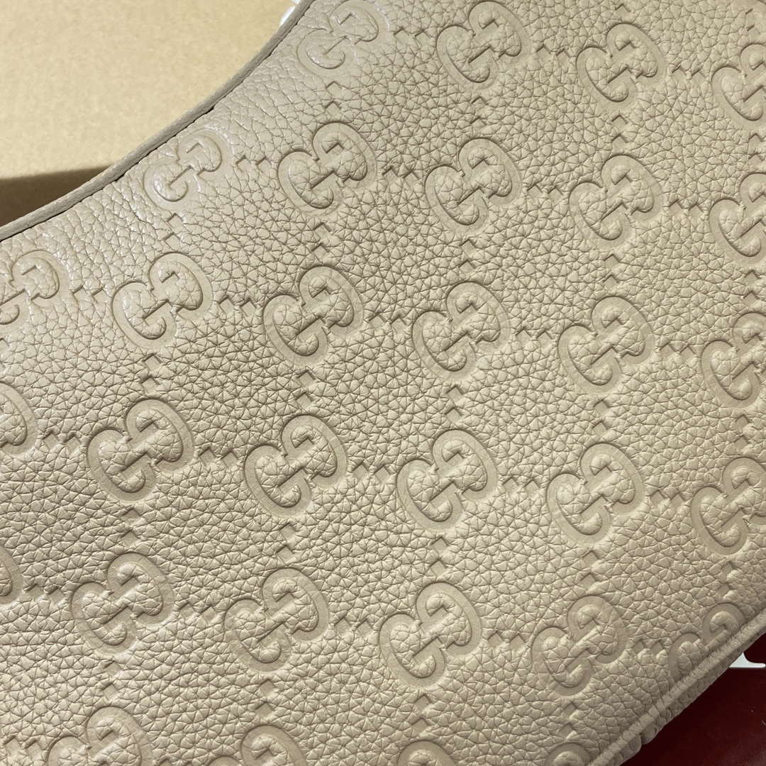 Gucci 820453 GG Emblem Medium Shoulder bag Apricot