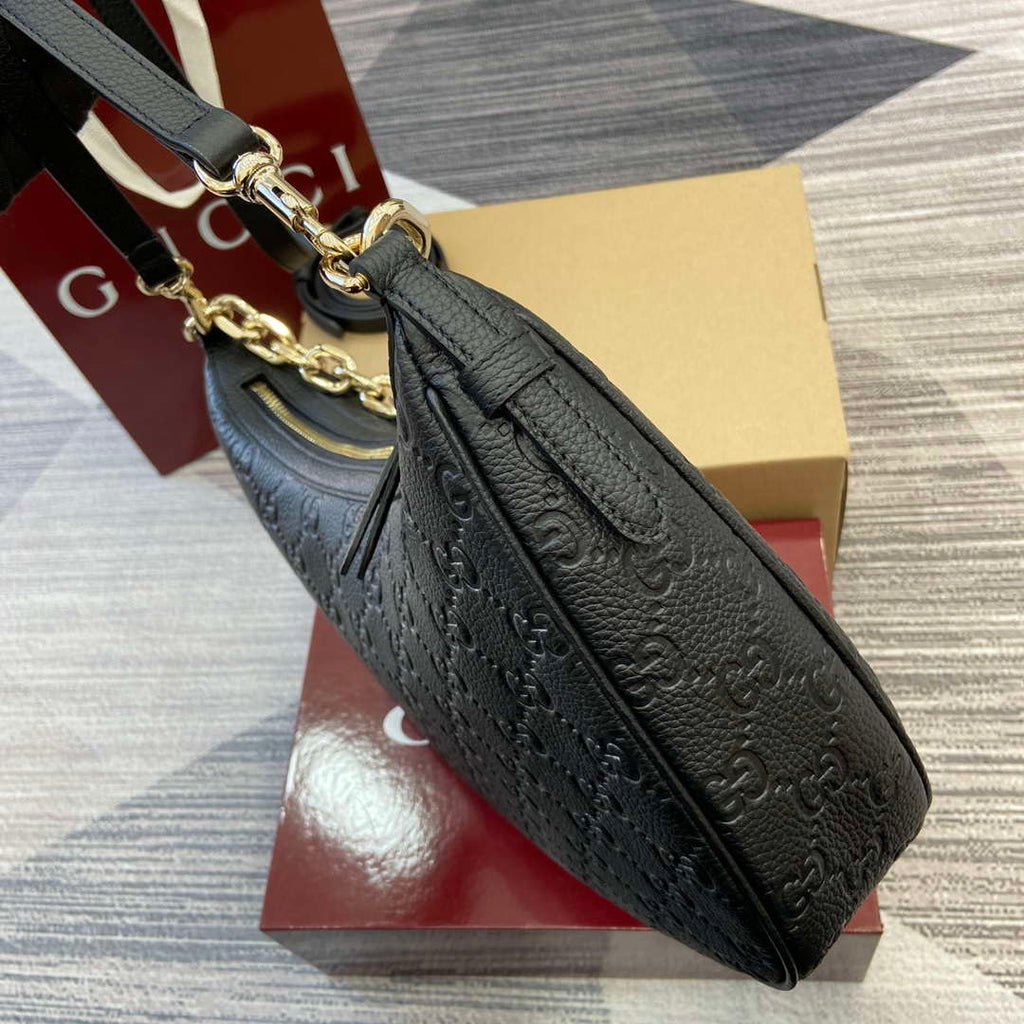 Gucci 820453 GG Emblem Medium Shoulder bag Black