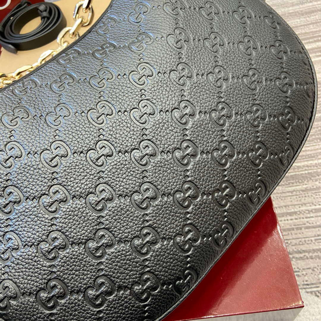Gucci 820453 GG Emblem Medium Shoulder bag Black